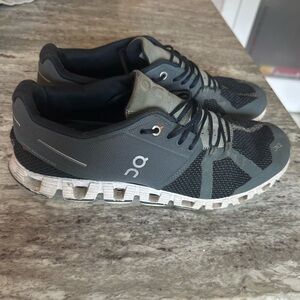Men’s On Cloud shoes 8.5